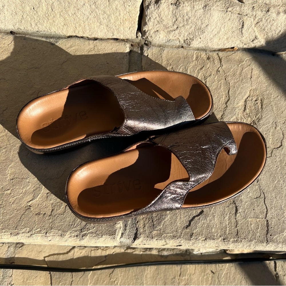 STRIVE Comfort Leather Toe-Loop Sandals - Bronze - Picture 2 of 6
